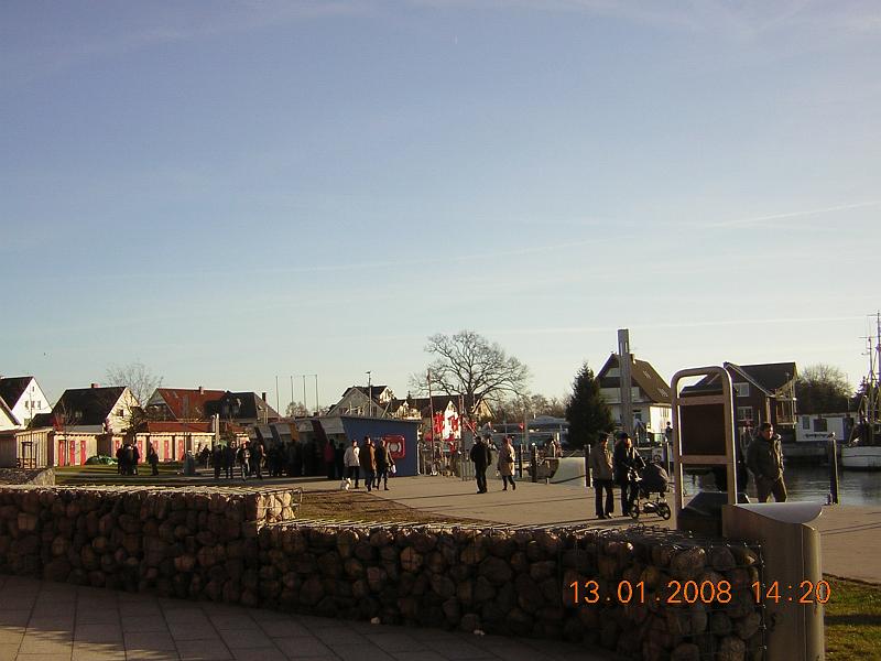 7 Es gibt noch Fisch im Hafen.JPG